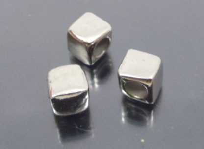 50 חרוזי מתכת ניקל, 7ממ, חור 4ממ