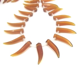 26 חרוזי זכוכית שיניים, 5X25ממ, חום