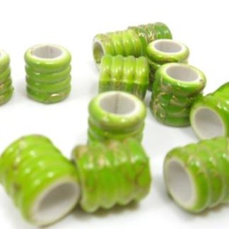 50 חרוזי פלסטיק, ירוקים, 11X11 ממ, חור: 4 ממ