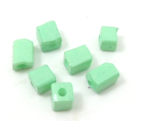 100 חרוזי זכוכית מרובעים ירוק טורכיז בהיר 3X7X4ממ