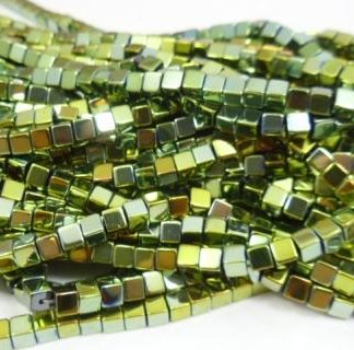 90 חרוזי זכוכית מרובעים,ירוקים מטאלים, 4X4ממ, חור 1ממ