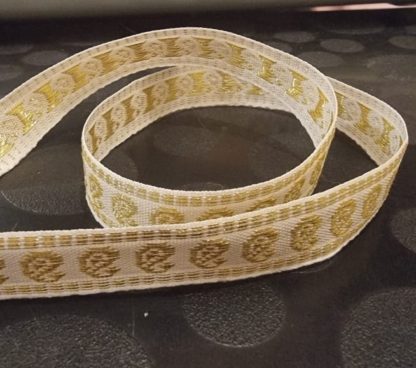2 מ' סרט קישוט לבן זהב, 15ממ